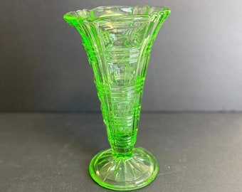 Vaso vintage con piede in vetro pressato verde