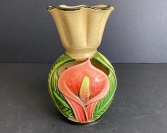 Vase caraïbe/tropical lys rose et jaune de Frazer's Ceramics avec découpes, fabriqué en Jamaïque