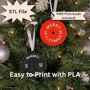 Peut inclure: Ornements de Noël en forme de disques de poids. L'un est rouge avec le texte "MERRY LIFTMAS" et "45 LB". L'autre est noir avec le texte "BARBELL", "45 LB" et "20,4 KG". Comprend le texte "STL File" et "FREE Print Guide Included!"