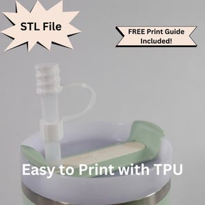 Op de afbeelding: Een close-up van een beker met een wit rietje en een mintgroen deksel. De tekst "STL File" en "FREE Print Guide Included!" zijn zichtbaar. De tekst "Easy to Print with TPU" is ook zichtbaar.