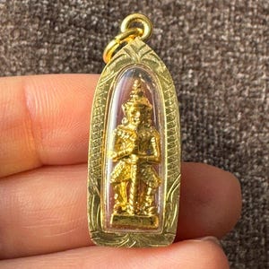 Przynosi bogactwo, pomyślność, chroni przed złem i chroni przed czarną magią. Tajski amulet Lorda Vessavana. Talizman.