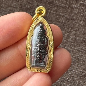 Przynosi bogactwo, pomyślność, chroni przed złem i chroni przed czarną magią. Tajski amulet Lorda Vessavana. Talizman.