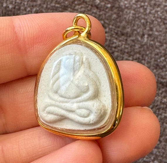 Phra Pid Ta は、保護、富、人生の成功、幸福をもたらすタイのお守り