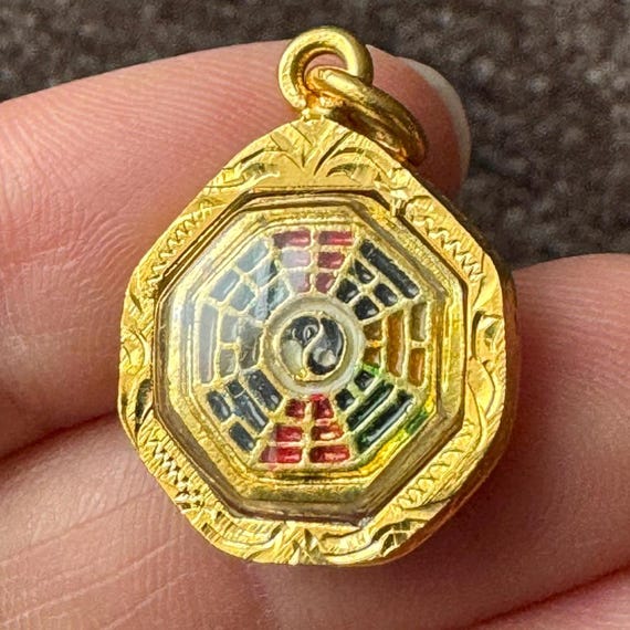 悪を善に変え、保護、富、奇跡を願うヤント パッ ティッド タイ