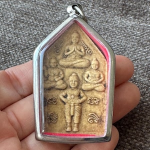 Phra Khunpen und Gumarntong Thai Buddha goldenen Anhänger Amulett Talisman bringen Reichtum Schutz, Wunsch in Erfüllung gehen, Charme, Glück in der Liebe.