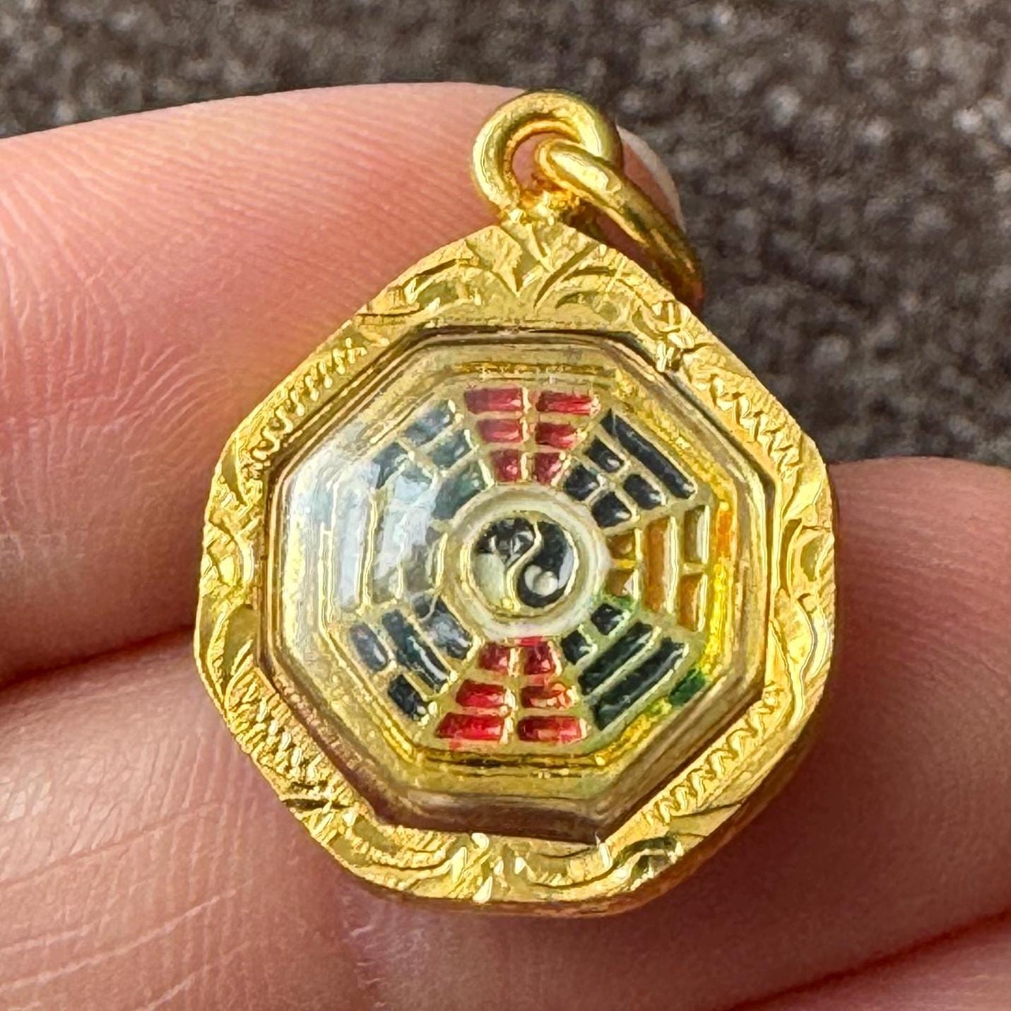 タイ　牙のお守り　ペンダント 悪を善に変え、保護、富、奇跡を願うヤント パッ ティッド タイ