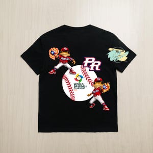 Puede incluir: Camiseta negra con un diseño de béisbol y el texto "World Baseball Classic 2023". La camiseta presenta una rana con uniforme de béisbol sosteniendo una pelota, con las letras "PR".