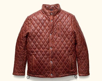 Chaqueta de piel de cordero marrón desgastada: capa acolchada con rombos para hombre
