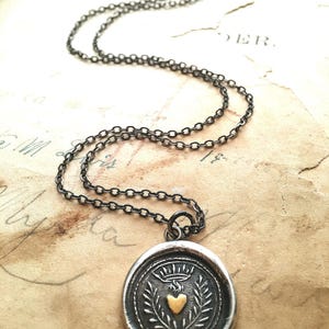 Collar con sello de cera de corazón llameante - Regalo para ella - Joyería con sello de cera de plata y oro - Amor eterno y afecto imperecedero