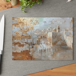 Puede incluir: Una pintura de una escena de ciudad con un fondo dorado. La ciudad está formada por edificios blancos con un gran arco en el centro. Hay muchas personas caminando por la calle.