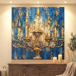 以下が含まれることがあります： 青と金の背景に金色のシャンデリアを描いた、テクスチャ加工された油絵。このアートワークは、厚い筆致と3次元効果が特徴です。シャンデリアには、複数のキャンドルホルダーと装飾要素があります。