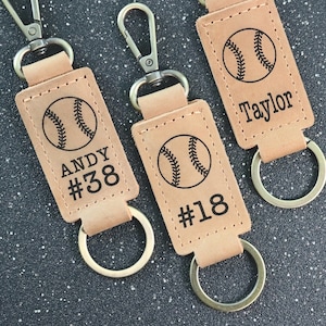 Softbalsleutelhanger, softbalteamcadeaus, softbal seniorenavondcadeaus, gepersonaliseerde softbalcadeaus, sleutelhanger, einde seizoen, softbalbanket