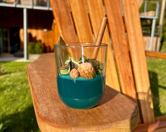 SELVA (120g) een groen bos ingesloten in een glas met een bloemige en houtachtige geur.