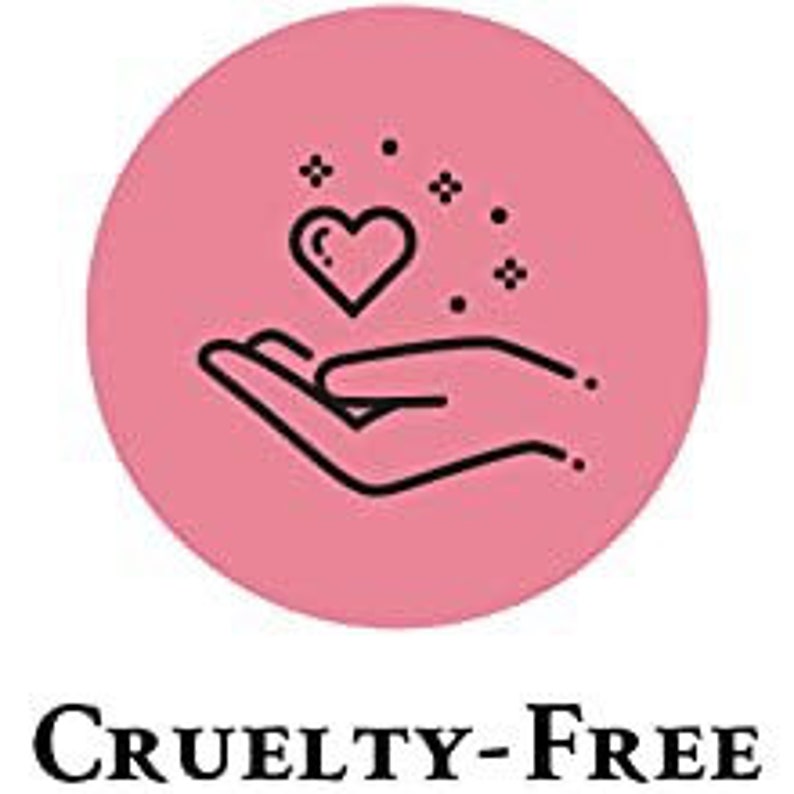 Puede incluir: Un c&iacute;rculo rosa con un contorno negro contiene un dibujo de l&iacute;nea negra de una mano sosteniendo un coraz&oacute;n con destellos. El texto "CRUELTY-FREE" est&aacute; debajo del c&iacute;rculo.