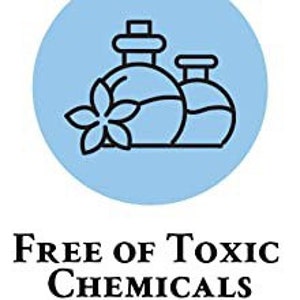 Puede incluir: Ilustraci&oacute;n de dos botellas de vidrio con una flor, sobre un fondo azul claro. El texto "Free of Toxic Chemicals" est&aacute; debajo de la imagen.