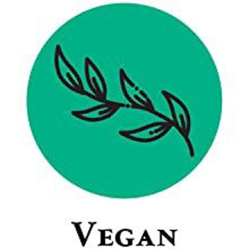 Puede incluir: Un c&iacute;rculo verde con un contorno negro de una rama con hojas. El texto "VEGAN" est&aacute; escrito en negro debajo del c&iacute;rculo.