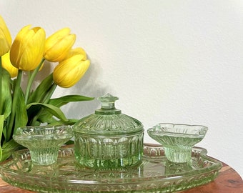 Ensemble de meuble-lavabo en verre vert pâle des années 40 avec 2 bougeoirs, un porte-objets et un plateau