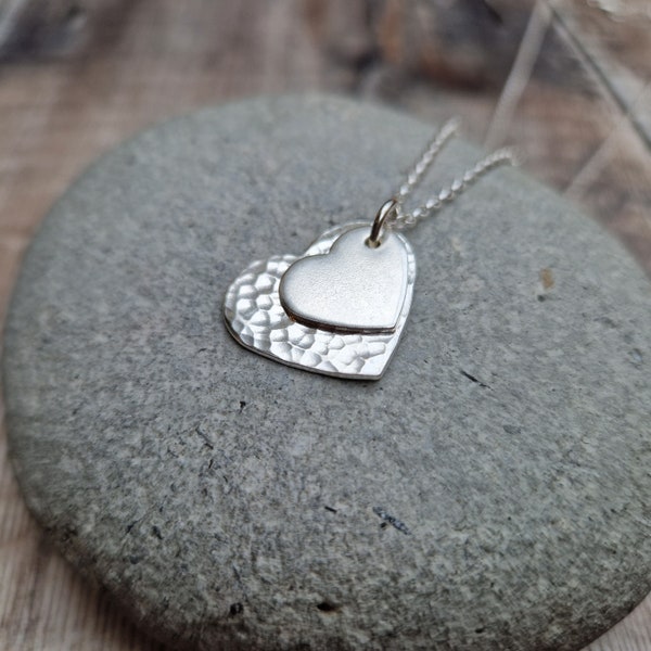 Collier double coeur martelé en argent - Collier en argent, collier coeur, collier martelé, bijoux faits main, cadeau pour elle