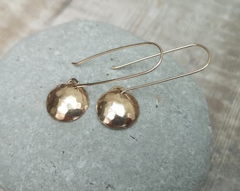 Pendientes largos de disco abovedado martillado en oro: pendientes de oro, pendientes martillados, pendientes de disco, joyería hecha a mano, regalo para ella