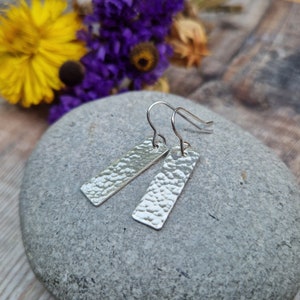Silber Gehämmert Rechteck Ohrringe - Tropfen, Gemustert, Handgemacht, Schmuck, Geschenk für Sie