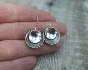 Pendientes de disco de plata, pendientes de plata, pendientes oxidados, pendientes martillados, pendientes circulares, pendientes en capas, pendientes de declaración