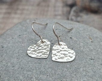 Silber Herz Ohrringe - Silber Ohrringe, Tropfen Ohrringe, Handgemachter Schmuck, Recyceltes Sterling Silber, Geschenk für Sie