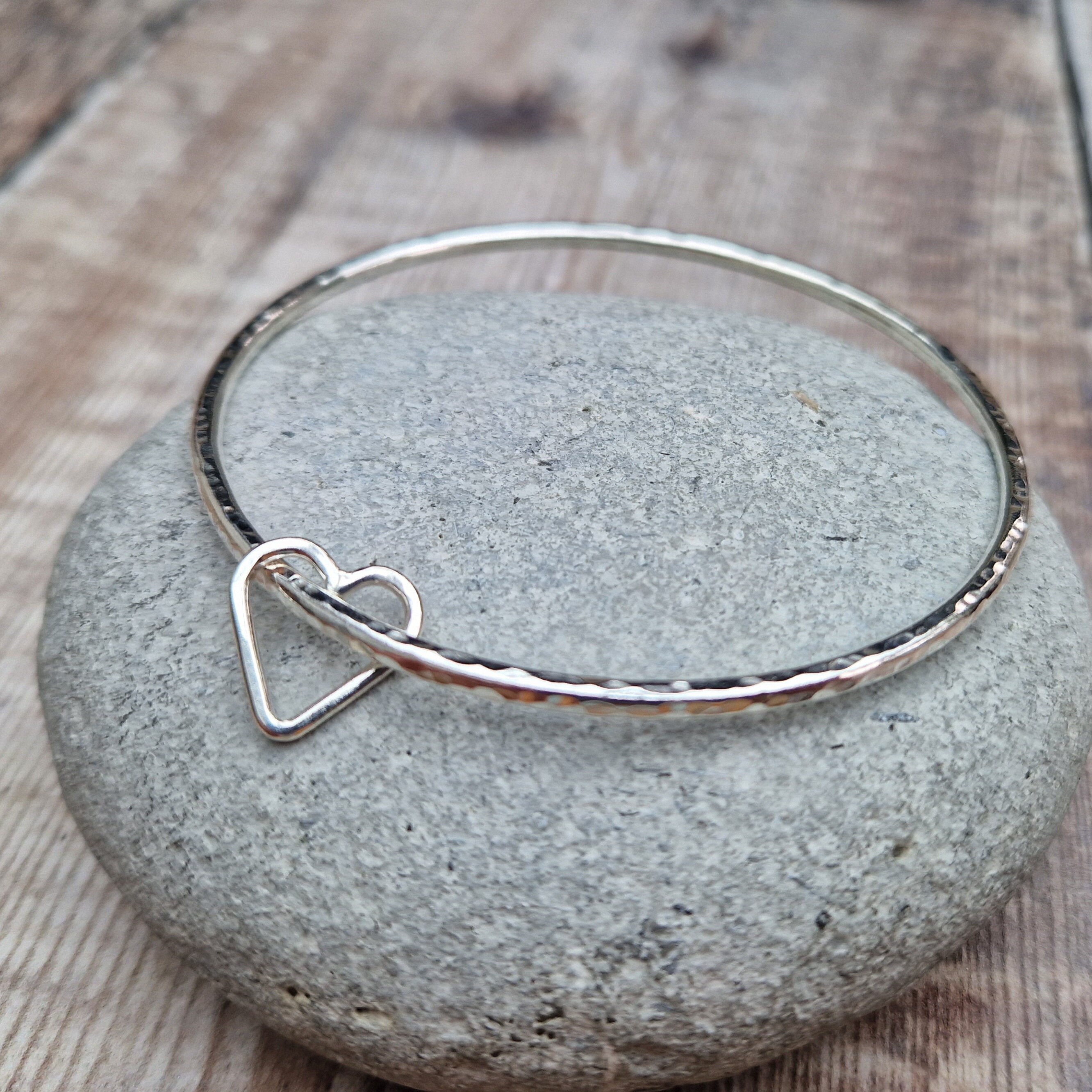 アクセサリー HRM Silver BANGLE Silver Hammered Bangle With Open Heart Charms – Silver Bracelet