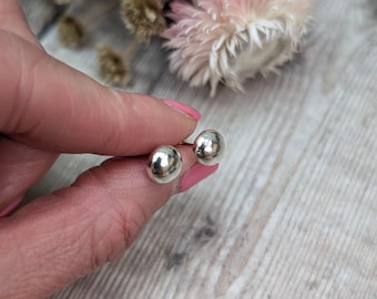 Pendientes de plata con forma de guijarro liso - Pendientes de plata, pendientes de botón, pendientes de guijarro, joyería hecha a mano, regalo para ella