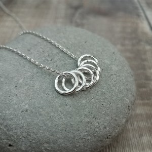Zilveren ketting met zes cirkels - Zilveren ketting, ketting zes decennia, ketting 60e verjaardag, ketting cirkel, cadeau voor haar