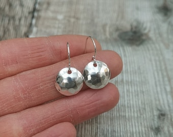 Pendientes de disco de cúpula de plata martillada - Pendientes de plata, pendientes martillados, pendientes de disco, pendientes colgantes, joyería hecha a mano, regalo para ella