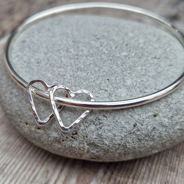 Bracelet jonc coeur en argent, Bracelet jonc en argent avec breloque coeur, Bracelet jonc double coeur, Bracelet jonc coeur ouvert, Bracelet jonc en argent sterling avec deux coeurs, Bracelet jonc