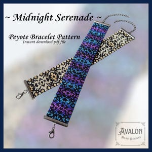 Op de afbeelding: Twee peyote armbanden met zilveren sluitingen. Eén armband heeft een zwart-crème geometrisch patroon, de andere een blauw-paars geometrisch patroon. Tekst luidt "Midnight Serenade" en "Peyote Bracelet Pattern".