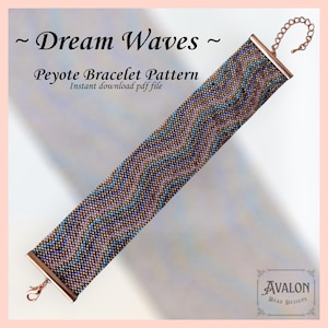 Op de afbeelding: Een geweven peyote armband met een golfpatroon in tinten blauw, paars en goud. De armband heeft een koperkleurige sluiting en eindkappen. De tekst op de afbeelding luidt "Dream Waves" en "Peyote Bracelet Pattern".