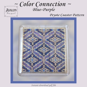 Op de afbeelding: Vierkante onderzetter met een blauw en paars geometrisch patroon. De onderzetter is gemaakt met behulp van de peyote steektechniek. De tekst op de afbeelding luidt "Color Connection Blue-Purple Peyote Coaster Pattern". De onderzetter zit in een doorzichtige vierkante houder.