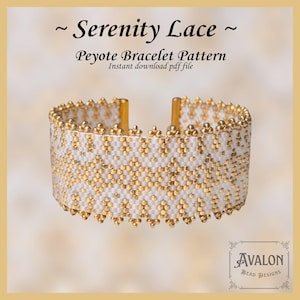 Op de afbeelding: Een peyote armbandpatroon getiteld Serenity Lace, met een wit en goudkleurig kralenmanchetontwerp met een herhalend ruitmotief en geschulpte randen. De tekst luidt Serenity Lace, Peyote Bracelet Pattern, Instant download pdf file en Avalon Bead Designs.