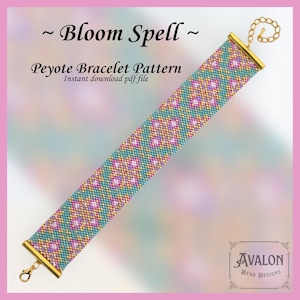 Op de afbeelding: Een kralen peyote armbandpatroon met de tekst "Bloom Spell" en "Peyote Bracelet Pattern". De armband heeft een herhalend patroon van turquoise, goud, roze en paarse kralen. De armband heeft goudkleurige sluitingen en een ketting.