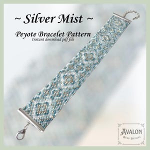 Op de afbeelding: Een kralen peyote armbandpatroon getiteld "Silver Mist". De armband heeft een geometrisch ontwerp in tinten zilver, blauw en wit. Het patroon is beschikbaar als direct downloadbare PDF-bestand.
