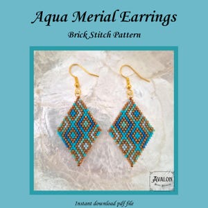 Könnte beinhalten: Ein Paar rautenförmige Perlenohrringe mit einem Ziegelstichmuster in Aqua-, Blau- und Bronzetönen. Die Ohrringe hängen an goldfarbenen Metallhaken. Der Text Aqua Merial Earrings Brick Stitch Pattern ist oberhalb der Ohrringe zu sehen.
