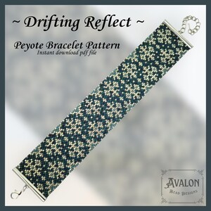 Op de afbeelding: Een kralen peyote armbandpatroon met een geometrisch ontwerp in tinten teal, crème en donkerblauw. De tekst luidt "Drifting Reflect" en "Peyote Bracelet Pattern". Het patroon is een direct downloadbaar PDF-bestand.