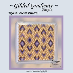 Op de afbeelding: Een vierkant peyote onderzetterpatroon getiteld Gilded Gradience Purple. Het ontwerp bevat een herhalend geometrisch ruitmotief gemaakt met kleine kralen in tinten metallic goud, lichtpaars en donkerpaars. De tekst Avalon Bead Designs is zichtbaar in de hoek.