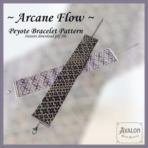 Op de afbeelding: Twee Peyote-armbanden met zilveren sluitingen. Eén armband is zwart en beige, de andere is paars en beige. De armbanden worden diagonaal over een lichte achtergrond weergegeven. Tekst bovenaan luidt "Arcane Flow" en "Peyote Bracelet Pattern".