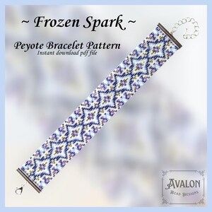 Könnte beinhalten: Ein Perlen-Peyote-Armbandmuster mit einem geometrischen Design in Blau-, Weiß- und Goldtönen. Das Armband trägt die Aufschrift "Frozen Spark" und ist eine sofortige PDF-Datei zum Herunterladen. Das Avalon Bead Designs-Logo befindet sich unten rechts.