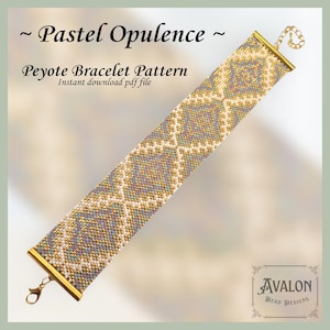 Op de afbeelding: Een kralen peyote armbandpatroon in pastelkleuren. De armband heeft een geometrisch ontwerp met gouden, witte en blauwe kralen. De tekst luidt "Pastel Opulence" en "Peyote Bracelet Pattern". Het ontwerp is van Avalon Bead Designs.