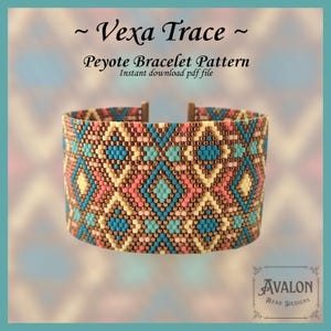 Op de afbeelding: Een peyote armbandpatroon getiteld Vexa Trace, met een geometrisch ruitontwerp in tinten teal, roze, crème en brons. De tekst luidt Vexa Trace, Peyote Bracelet Pattern, Instant download pdf file en Avalon Bead Designs.