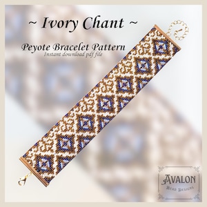 Op de afbeelding: Een kralen peyote armbandpatroon met de tekst "Ivory Chant" en "Peyote Bracelet Pattern". De armband heeft een geometrisch ontwerp in wit, bruin en blauw. Het patroon is een direct downloadbaar PDF-bestand.