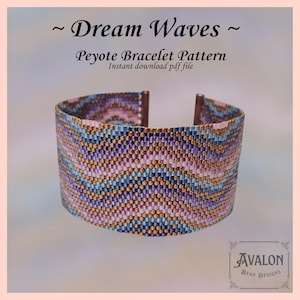 Op de afbeelding: Een peyote armbandpatroon genaamd Dream Waves, beschikbaar als direct te downloaden PDF-bestand. De armband toont een herhalend golfpatroon in paarse, blauwe en metallic gouden kralen, met het logo van Avalon Bead Designs zichtbaar.