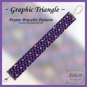 Op de afbeelding: Een kralen peyote armbandpatroon met een grafisch driehoekontwerp. De armband heeft een patroon van paarse, blauwe en witte driehoeken op een zwarte achtergrond. De tekst "Graphic Triangle" en "Peyote Bracelet Pattern" worden weergegeven.
