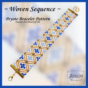 Op de afbeelding: Een kralen Peyote armbandpatroon met een geweven ontwerp. De armband heeft gouden, witte en blauwe kralen in een geometrisch patroon. De tekst "Woven Sequence" en "Peyote Bracelet Pattern" worden weergegeven. Het patroon is een direct downloadbaar PDF-bestand.