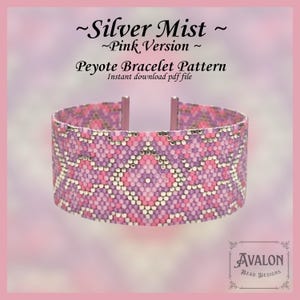 Op de afbeelding: Een peyote armbandpatroon met een geometrisch ruitontwerp in roze, paarse en zilveren kralen. De tekst luidt: ~Silver Mist~ ~Pink Version~ Peyote Bracelet Pattern Instant download pdf file. Avalon Bead Designs.