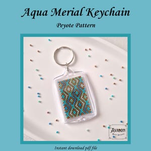 Op de afbeelding: Een rechthoekige sleutelhanger met een peyote-kralenpatroon in tinten aqua, blauw en metallic brons. De tekst Aqua Merial Keychain Peyote Pattern en Avalon Bead Designs is zichtbaar. De sleutelhanger heeft een zilverkleurige metalen ring.